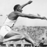 El atleta estadounidense Jesse Owens durante los Juegos Olímpicos de Berlín en 1936
