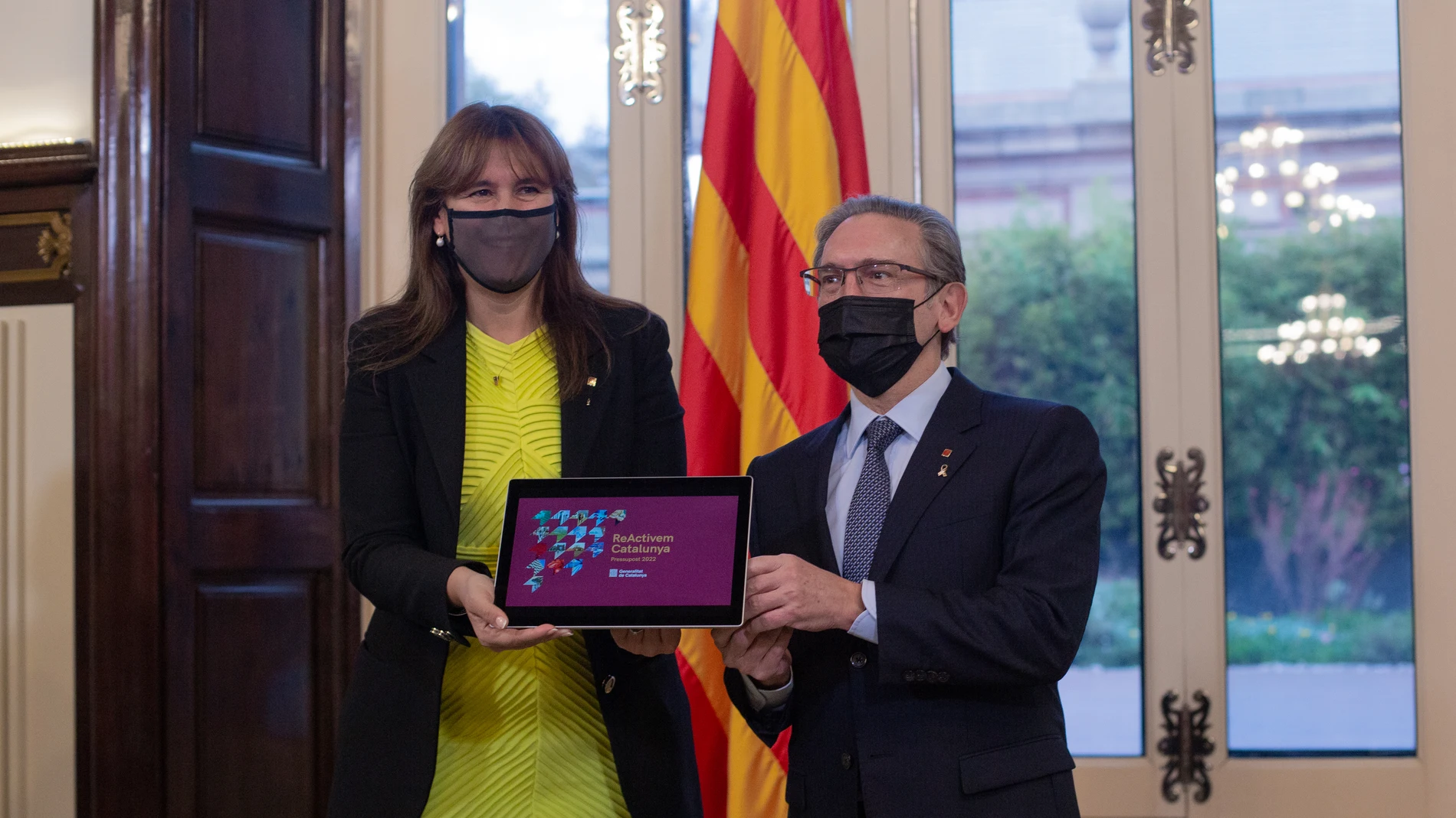 El conseller de Economía, Jaume Giró entrega los Presupuestos 2022 a la presidenta del Parlament, Laura Borràs, en el Parlament de Catalunya.
