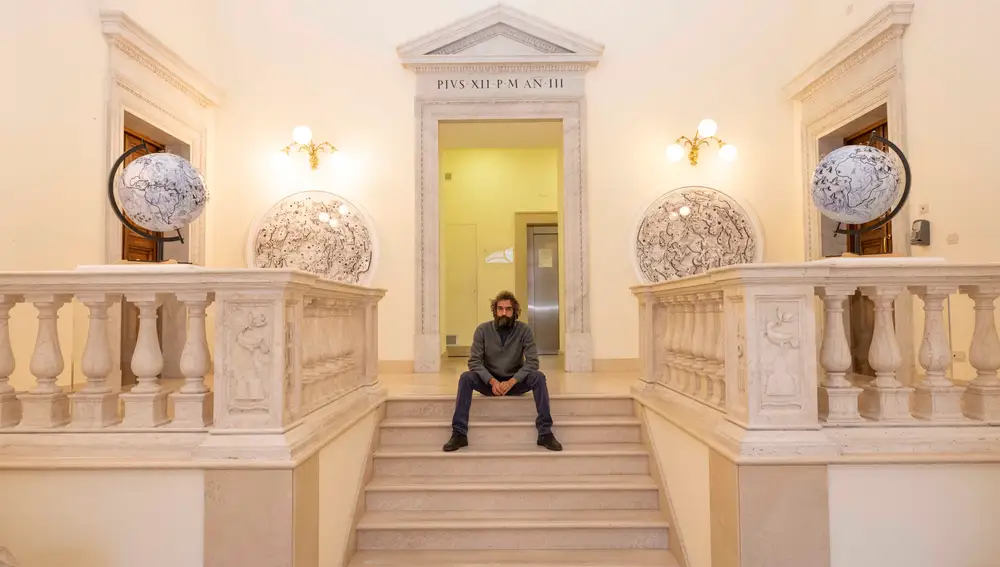El artista Pietro Ruffo en el nuevo espacio de exposiciones de la Biblioteca Apostólica Vaticana