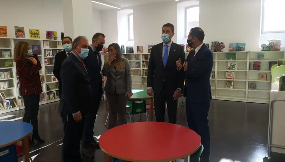 El consejero de la Presidencia, Ángel Ibáñez, durante su visita a Palencia conversa con el alcalde Mario Simón
