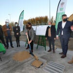 La presidenta de la Diputación de Palencia, Ángeles Armisén, durante la colocación de la primera piedra del nuevo Complejo Deportivo en el Campo de Fútbol Rafael Vázquez de Villamuriel de Cerrato