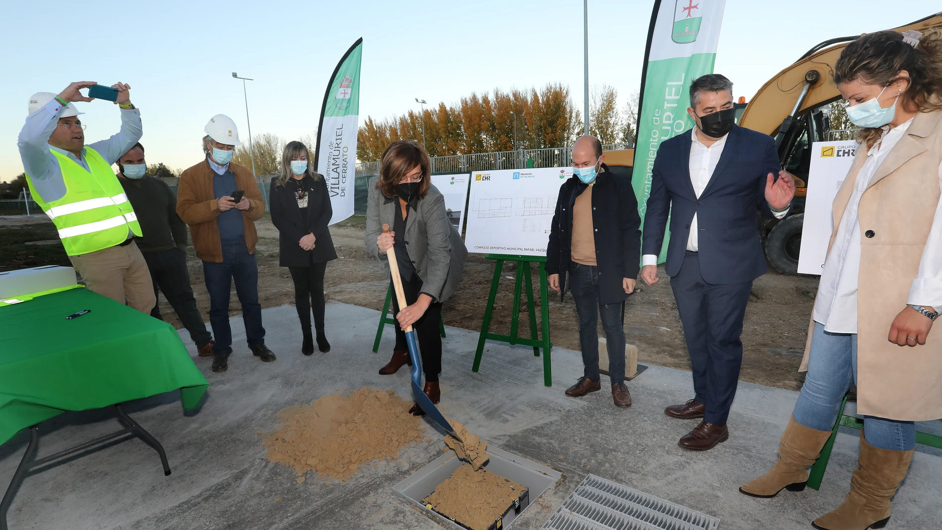 La presidenta de la Diputación de Palencia, Ángeles Armisén, durante la colocación de la primera piedra del nuevo Complejo Deportivo en el Campo de Fútbol Rafael Vázquez de Villamuriel de Cerrato