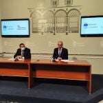 El delegado de la Junta en Salamanca, Eloy Ruiz (i), y el presidente de la Diputación de Salamanca, Javier Iglesias (d), en la sede de la institución provincial