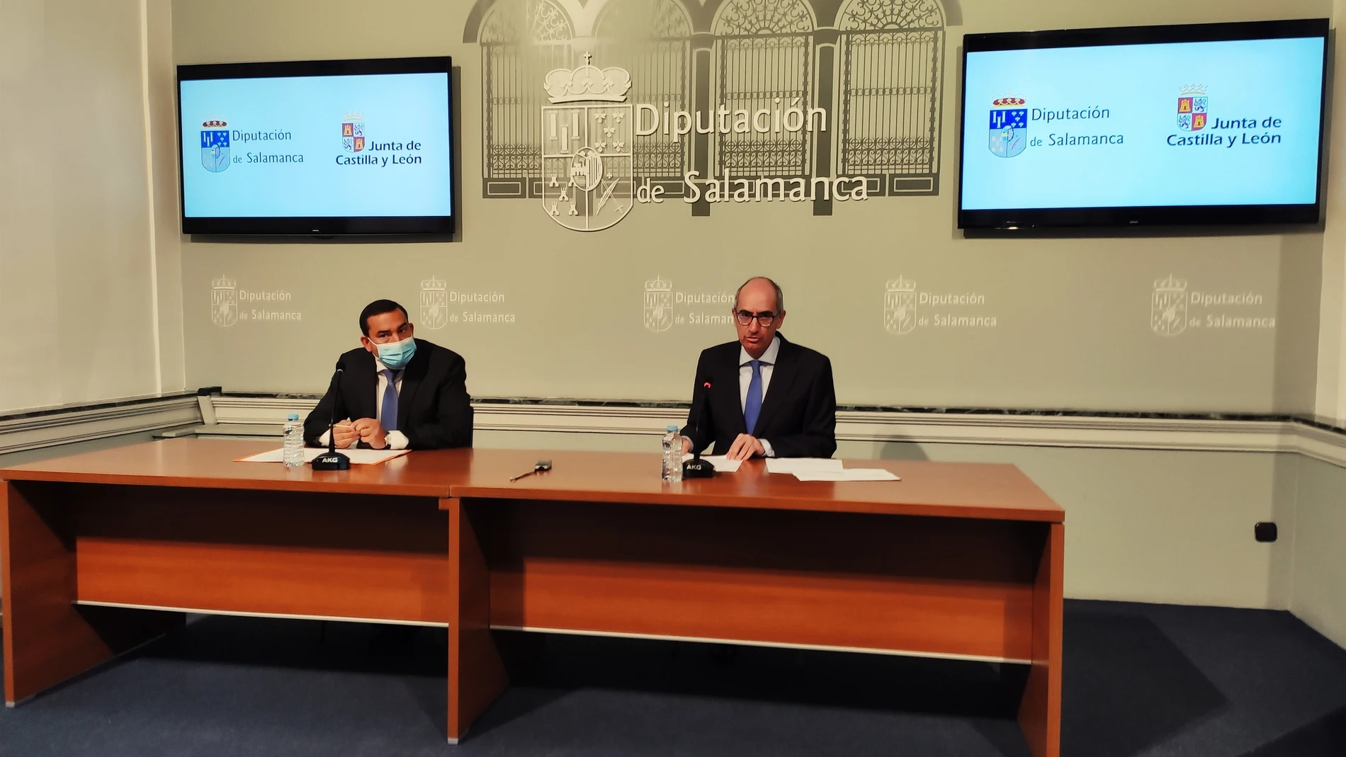El delegado de la Junta en Salamanca, Eloy Ruiz (i), y el presidente de la Diputación de Salamanca, Javier Iglesias (d), en la sede de la institución provincial