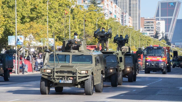 Vehículos militares durante un desfile