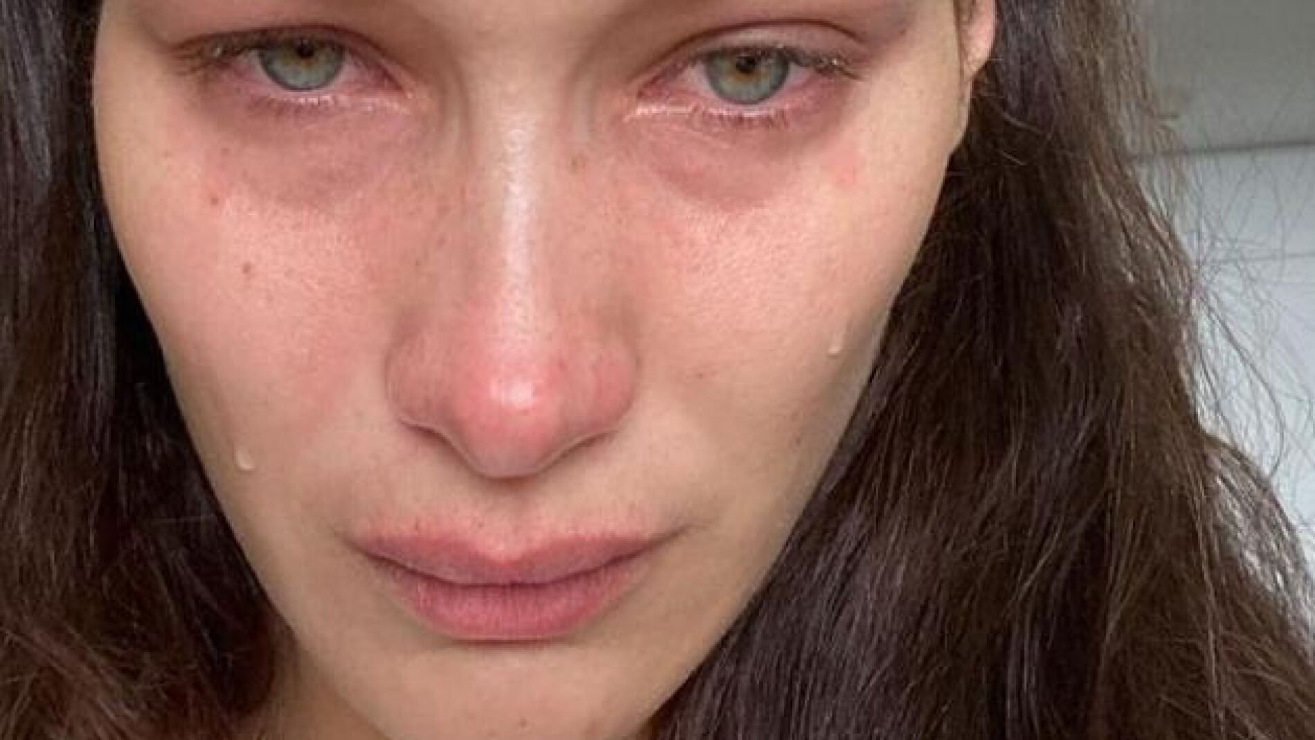 Las Fotos De Bella Hadid Llorando Ponen El Foco En La Salud Mental ...