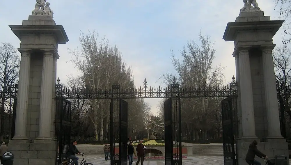 Puerta del Casino de la Reina, ahora en la plaza de la Independencia, de entrada a El Retiro