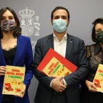 La autora del recetario editado, Marian García, y el ministro de Consumo, Alberto Garzón, posan durante la presentación del libro 'Comida rápida, barata y saludable' en el Ministerio de Consumo
