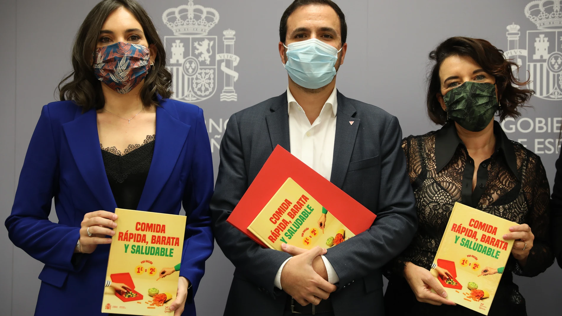La autora del recetario editado, Marian García, y el ministro de Consumo, Alberto Garzón, posan durante la presentación del libro 'Comida rápida, barata y saludable' en el Ministerio de Consumo