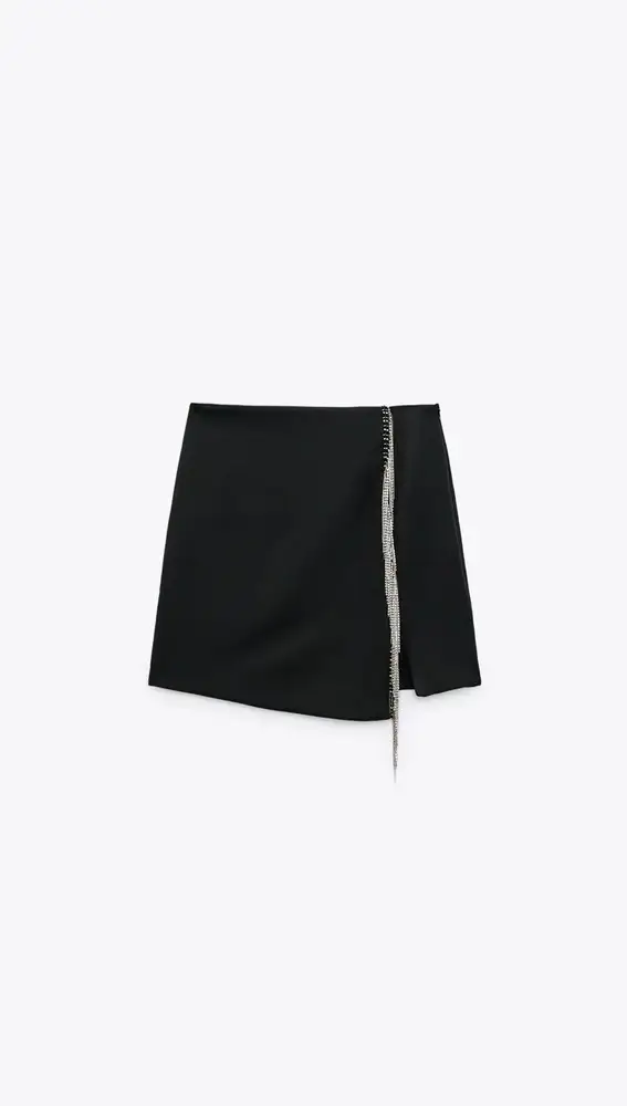Minifalda con flecos en tono negro.