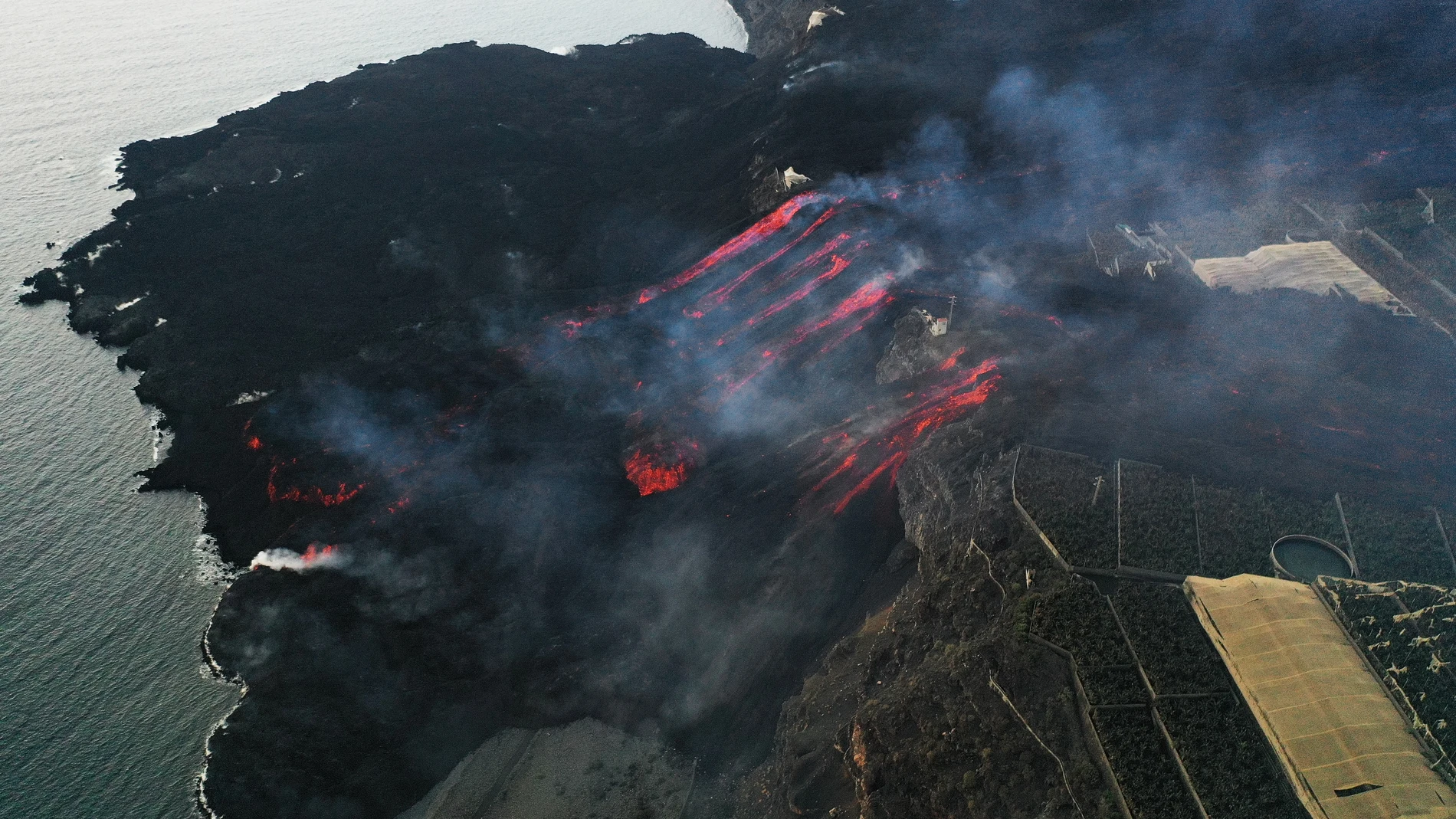 La lava expulsada desde Cumbre Vieja ha alcanzado este mediodía las 998,4 hectáreas de terreno y ha sepultado casi por completo la Playa de los Guirres.