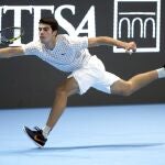 Carlos Alcaraz golpea una derecha en carrera en las ATP Next Gen Finals
