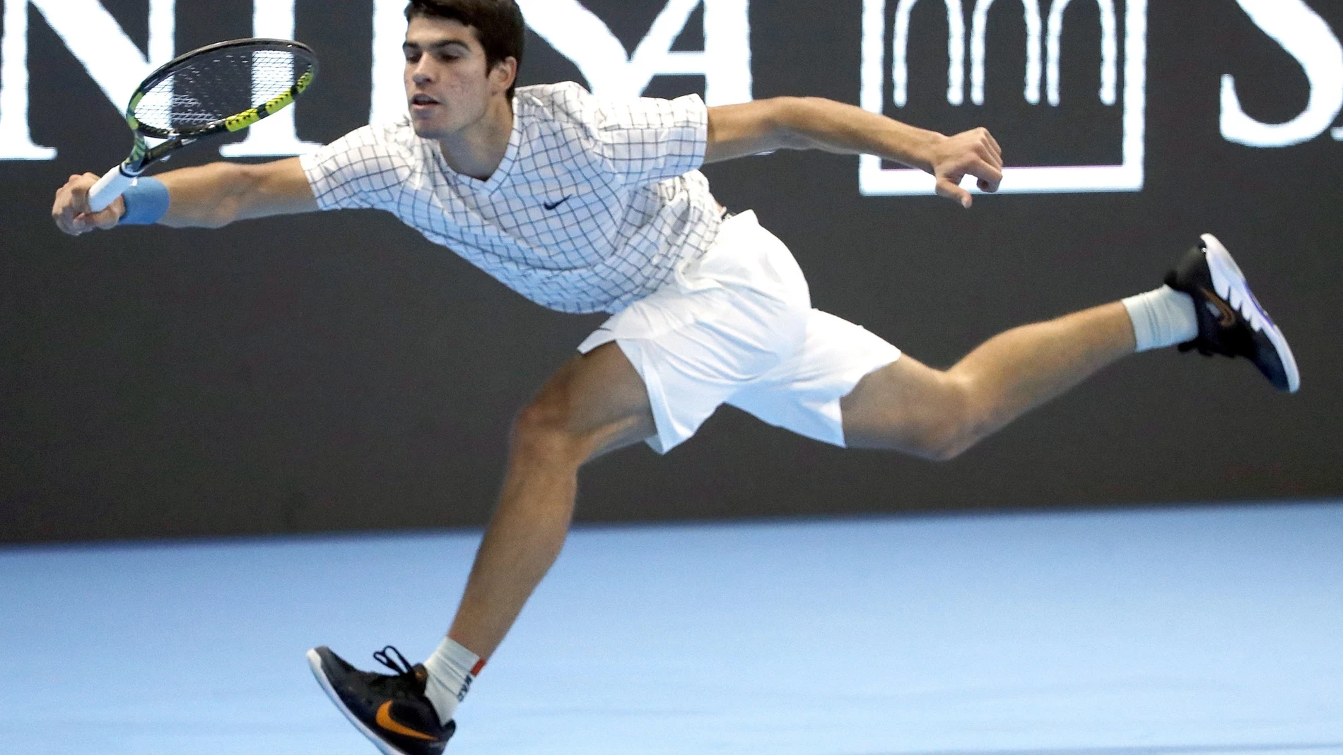 Carlos Alcaraz golpea una derecha en carrera en las ATP Next Gen Finals