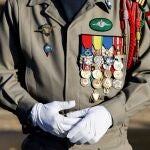 Medallas de condecoración sobre el uniforme de un militar francés en el homenaje al soldado de la Segunda Guerra Mundial Huber Germain