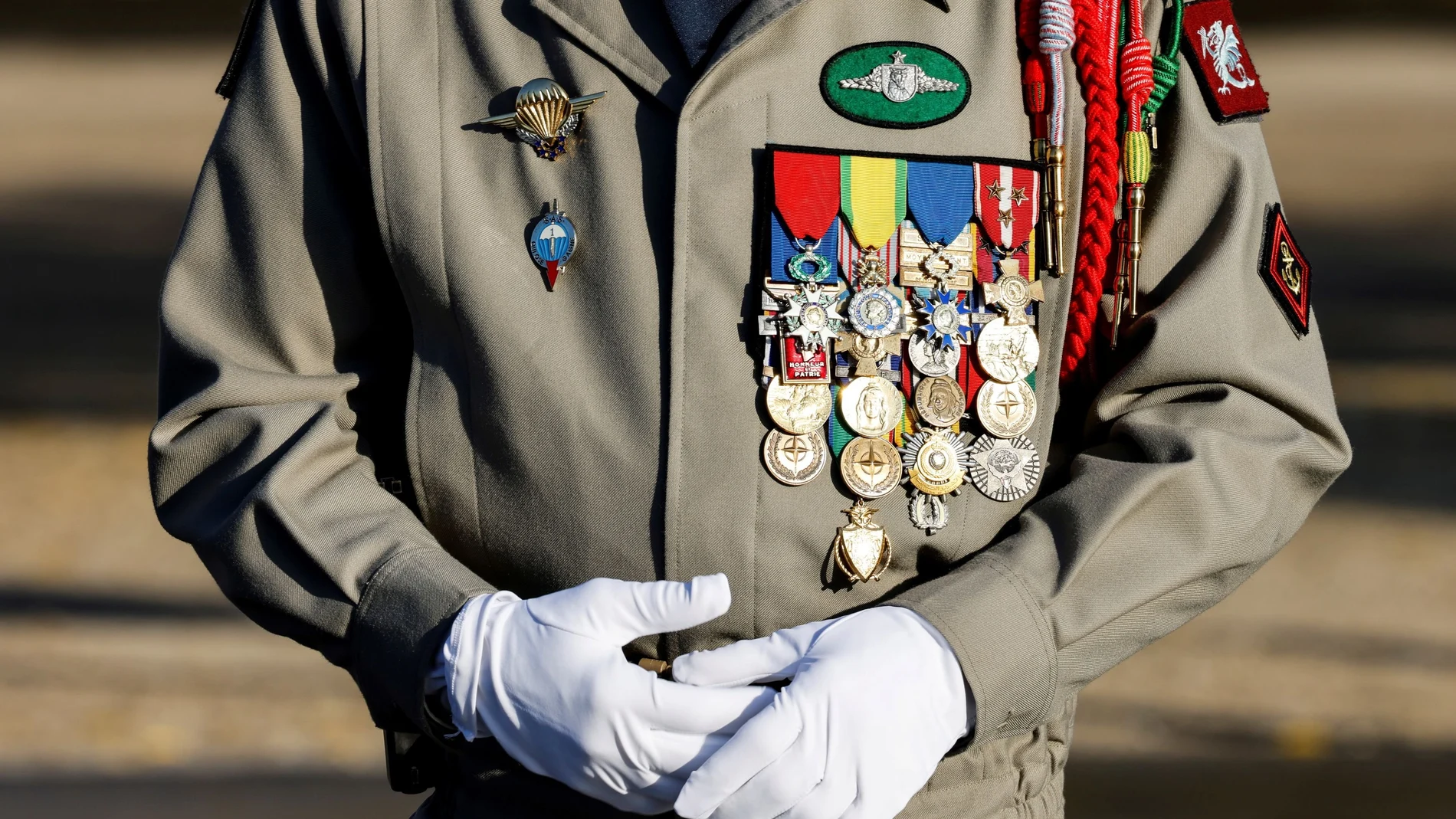 Medallas de condecoración sobre el uniforme de un militar francés en el homenaje al soldado de la Segunda Guerra Mundial Huber Germain