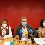 El Colegio de Médicos de Valladolid presenta las propuestas sobre la mejora de la Atención Primaria ante el déficit de profesionales. Participan el presidente, José Luis Almudí; la vocal de Atención Primaria urbana, Isabel Gutiérrez, y la del Ámbito rural, Mercedes Coloma