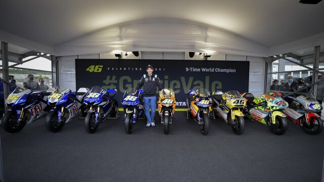 Valentino Rossi ha posado en el paddock del circuito de Cheste con todas las motos de sus nueve títulos