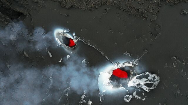 Un río de magma discurre por la fajana creada por la erupción del volcán Cumbre Vieja