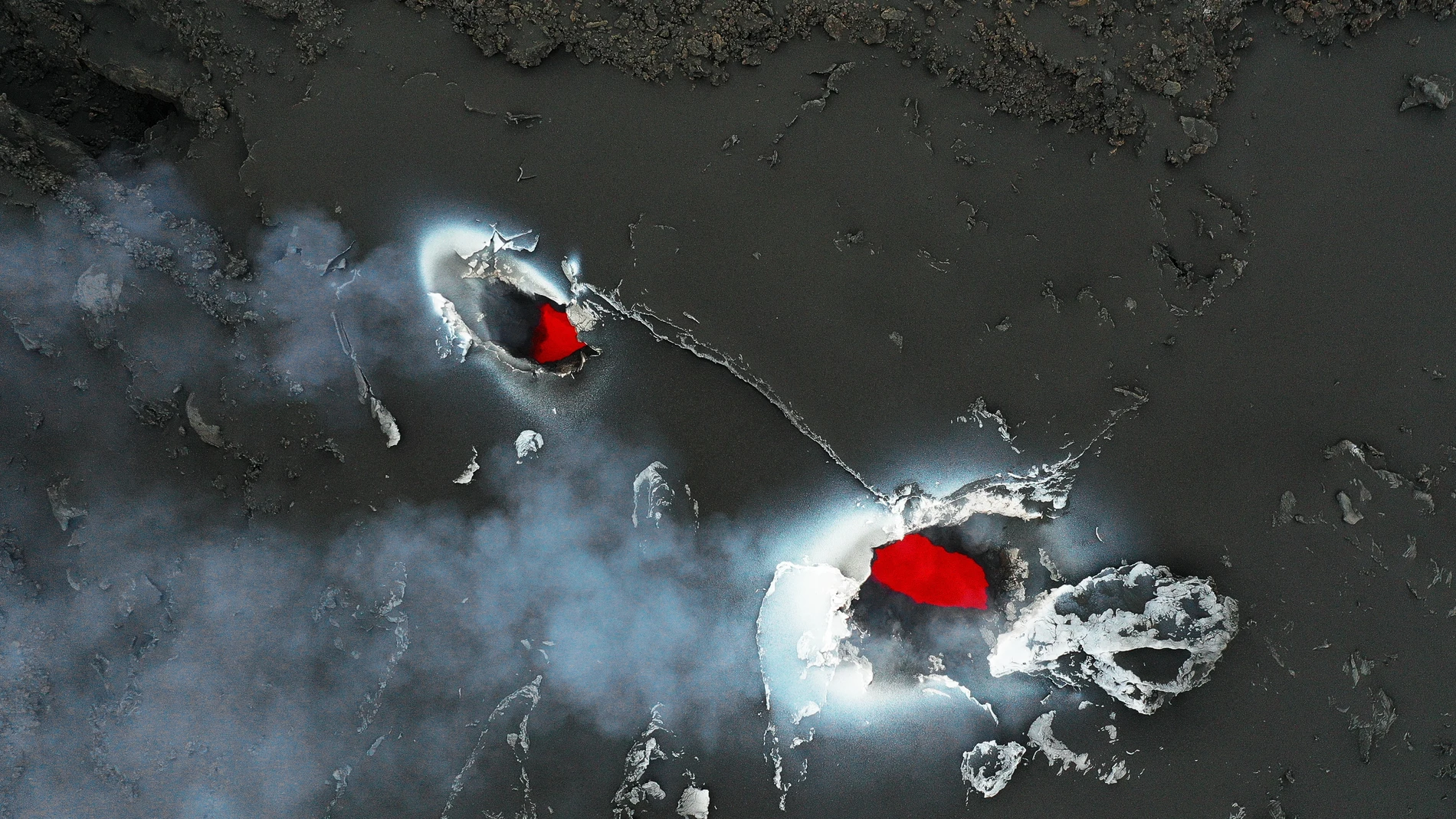 Un río de magma discurre por la fajana creada por la erupción del volcán Cumbre Vieja