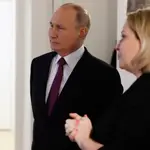Vladimir Putin con la ministra de Cultura rusa