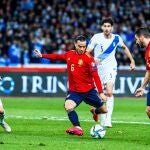 Raúl de Tomás lanza a portería en el partido contra Grecia