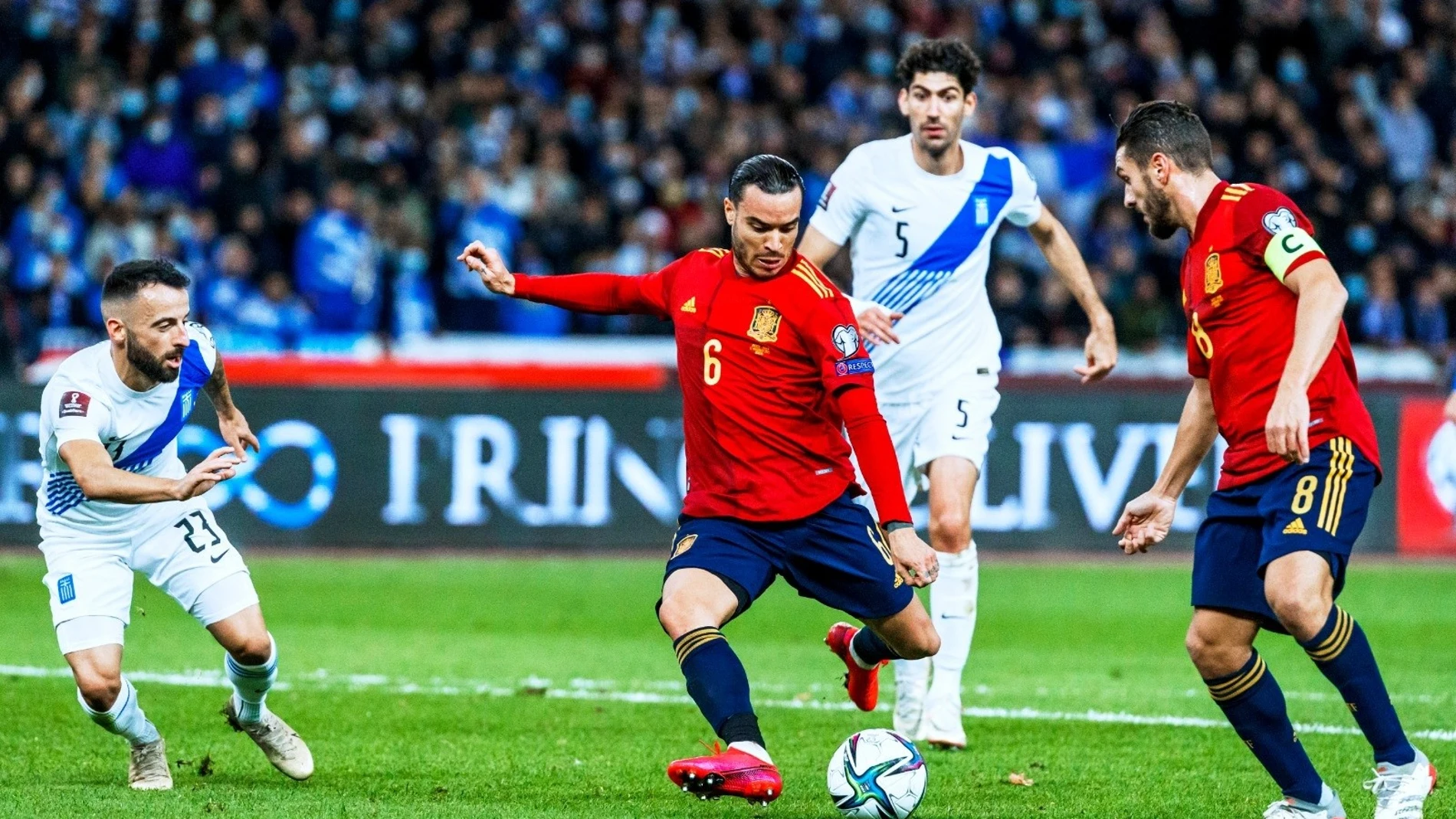 Raúl de Tomás lanza a portería en el partido contra Grecia