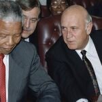 De Klerk junto a Nelson Mandela, en 1994