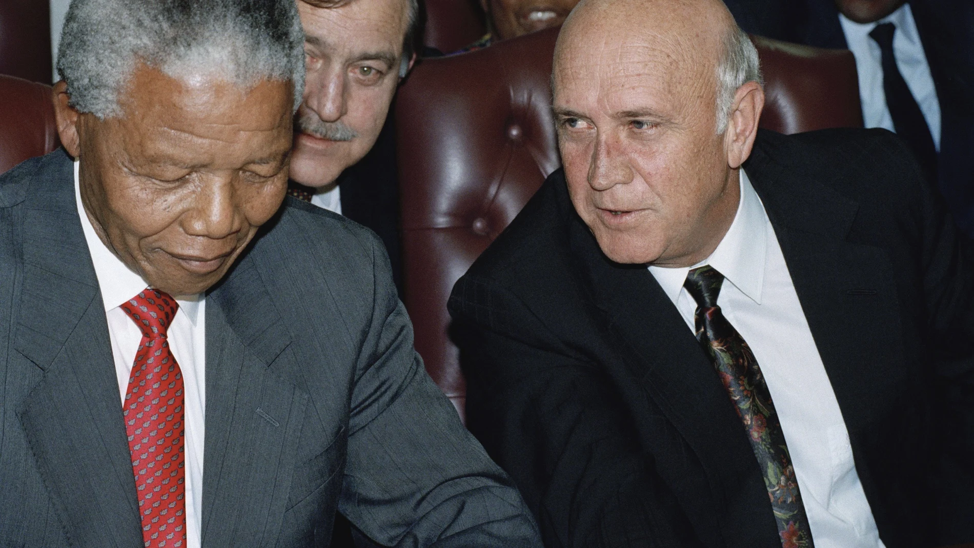 De Klerk junto a Nelson Mandela, en 1994