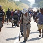 -FOTODELDIA- MEX6746. SANTO DOMINGO ZANATEPEC (MÉXICO), 10/11/2021.- Migrantes centroamericanos caminan en una caravana que se dirige hacia Ciudad de México, hoy, en el municipio de Santo Domingo Zanacatepec, en el estado de Oaxaca (México). Una caravana de migrantes, en su mayoría centroamericanos que buscan llegar a la frontera con Estados Unidos, avanzó este miércoles otros 12 kilómetros a pie por el sureño estado mexicano de Oaxaca cansada y con un contingente disminuido frente a días pasados. EFE/ Daniel Ricardez