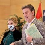 El coordinador de Fomento y Medio Ambiente del Grupo Socialista en las Cortes de Castilla y León, José Luis Vázquez, analiza las últimas informaciones sobre el incendio ocurrido este verano en Navalacruz (Ávila). Junto a la procuradora Soraya Blázquez