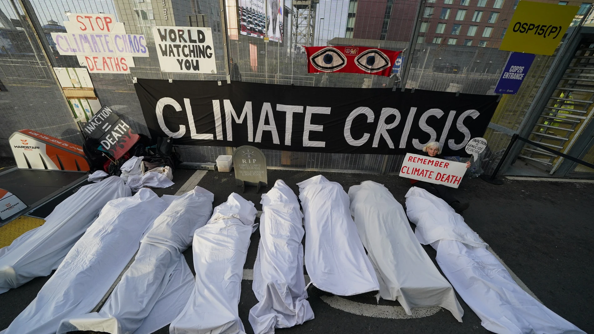 Activistas ataviados como cadáveres como protesta en la COP26