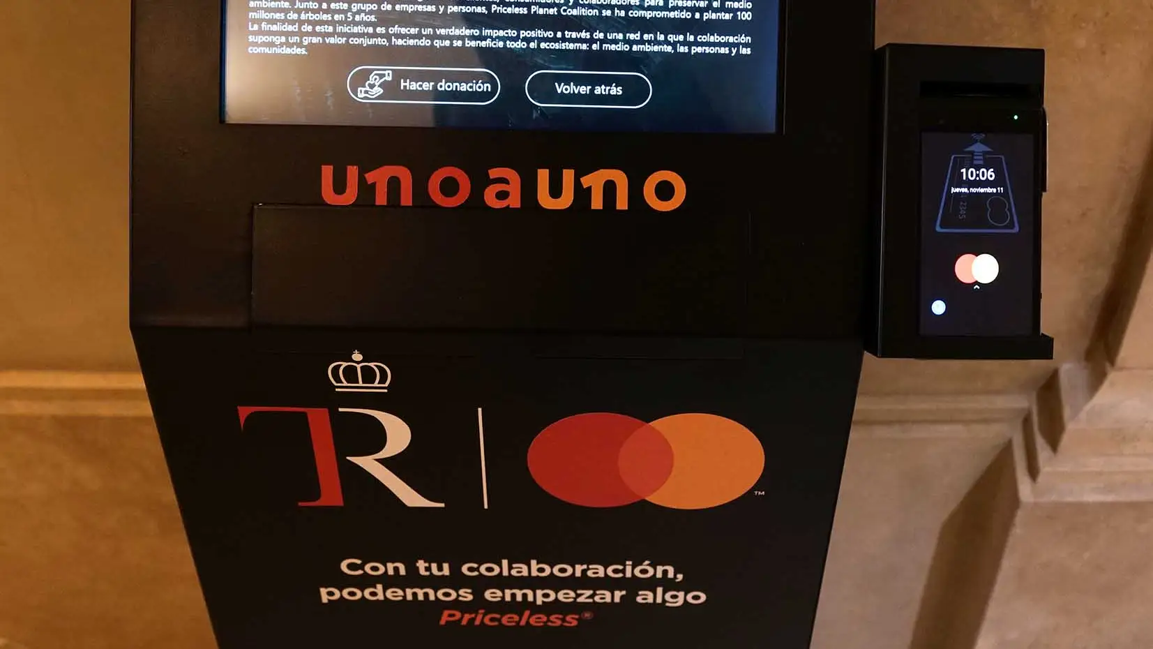 Uno de los tótems que Mastercard ha instalado en el Teatro Real para las donaciones de particulares