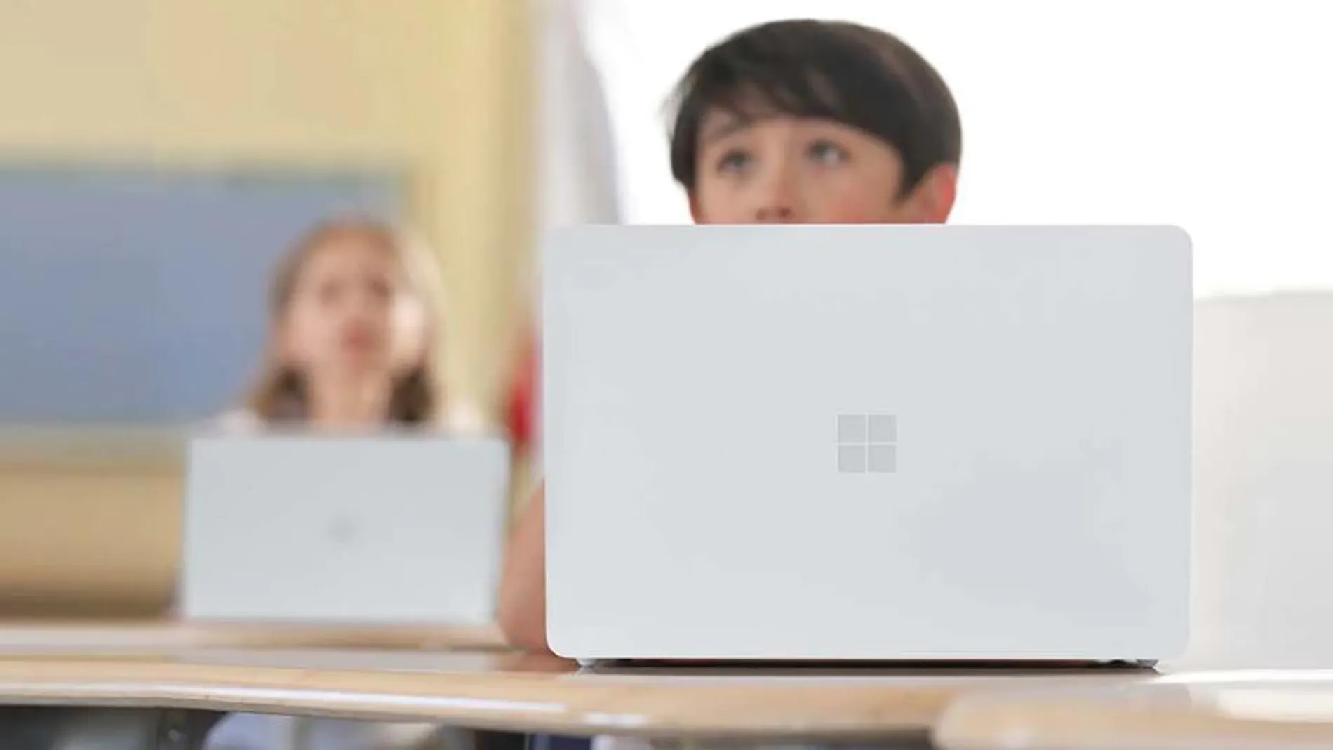 Surface SE es un portátil diseñado para alumnos de entre 5 y 14 años.