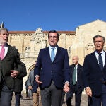 El presidente de la CEOE, Antonio Garamendi, con su homólogo en Castilla y León, Santiago Aparicio, y el de la FELE, Javier Cepedano