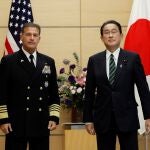 Tokyo (Japan), 09/11/2021.- Admiral John Aquilino (L), Commander of the United States Indo-Pacific Command, pose for a photo with Japan's Prime Minister Fumio Kishida during their meeting at Kishida's official residence in Tokyo, Japan, 11 November 2021. (Japón, Estados Unidos, Tokio) EFE/EPA/Issei Kato / POOL