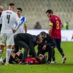 Gavi tuvo que ser atendido tras recibir un golpe en el pómulo en el partido contra Grecia