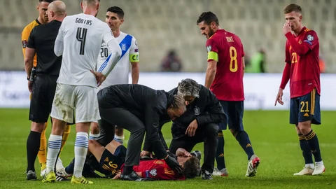 Gavi tuvo que ser atendido tras recibir un golpe en el pómulo en el partido contra Grecia