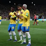 Vinicius y Neymar celebran junto a Lucas Paqueta un gol de la selección brasileña