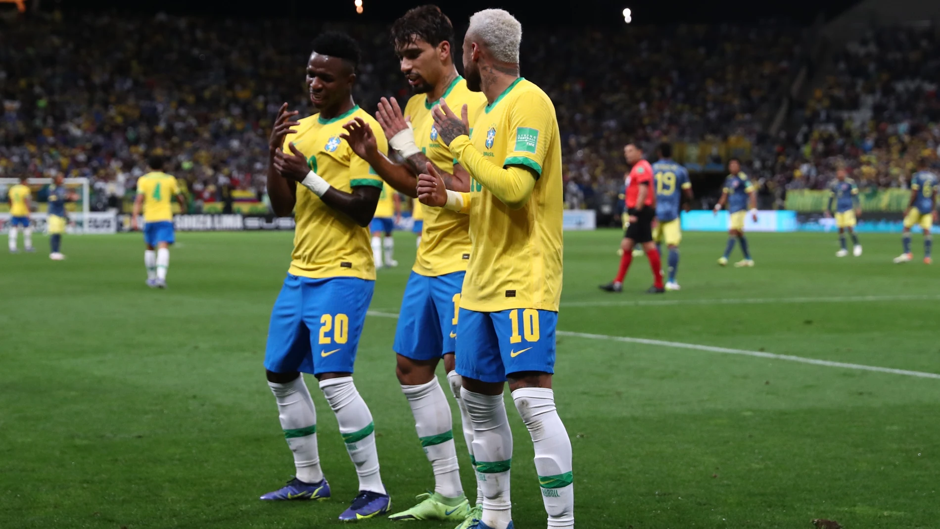 Vinicius y Neymar celebran junto a Lucas Paqueta un gol de la selección brasileña