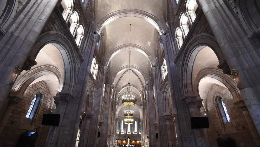 La intervención artística en la iluminación interior de la Basílica de Covadonga se centra en destacar los elementos con valor arquitectónico y litúrgico
