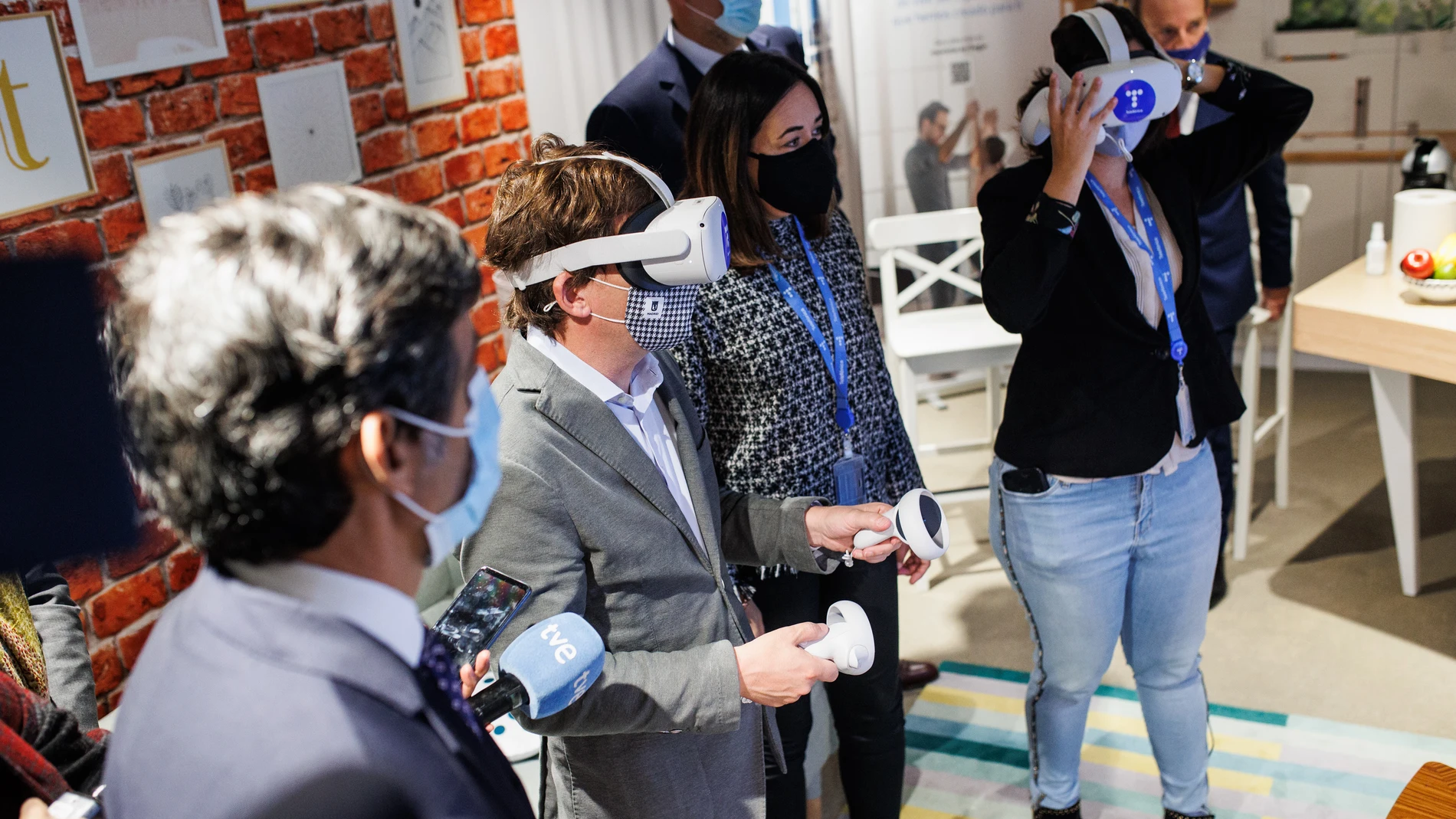 El alcalde de Madrid, José Luis Martínez-Almeida (2i), prueba unas gafas virtuales durante una visita al nuevo Espacio 5G de Telefónica