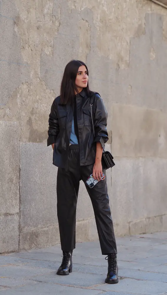 Look total black con cazadora acolchada de Mery Turiel para Amazon Fashion.