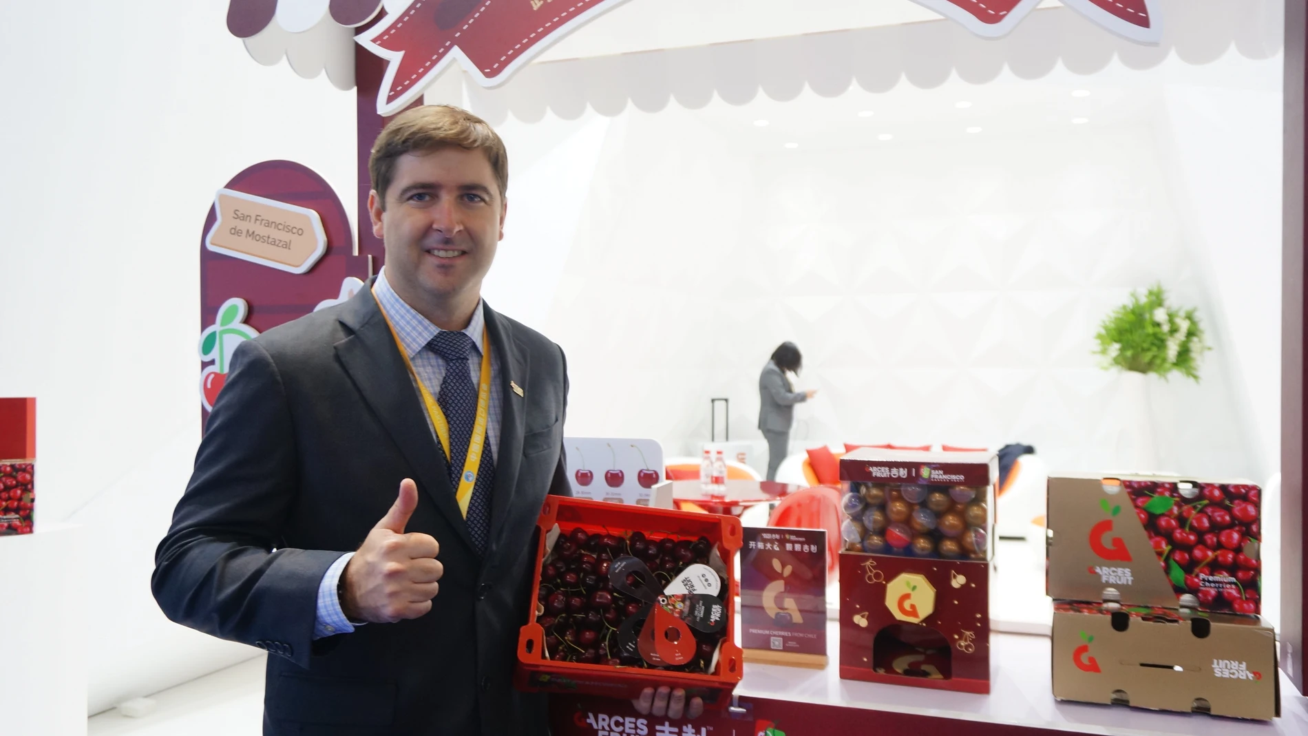 Hernán Garcés, quien forma parte de la tercera generación de Garces Fruit, presentó las cerezas chilenas a los visitantes en la Exposición Internacional de Importaciones de China (CIIE, siglas en inglés), el 5 de noviembre de 2021