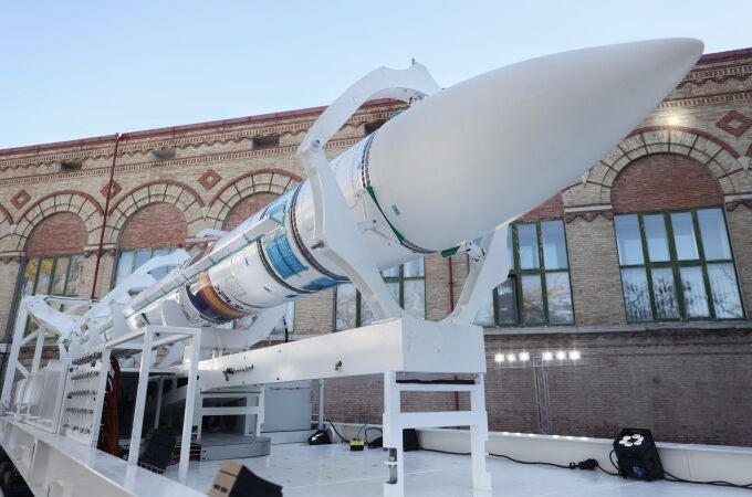 El MIURA 1, primer cohete espacial español, durante su presentación en la explanada del Museo Nacional de Ciencias Naturales, a 12 de noviembre de 2021, en Madrid, (España). Fabricado por la empresa PLD Space en Elche (Alicante) y testado en el aeropuerto de Teruel, será lanzado desde la base de El Arenosillo, en Huelva, el tercer trimestre del año que viene. El aparato, que mide 12,2 metros, alcanzará una altura de 153 kilómetros y contará con una carga de 100 kilos integrada por equipos.12 NOVIEMBRE 2021;MIURA;SPACE;COHETE;CIENCIAEduardo Parra / Europa Press12/11/2021