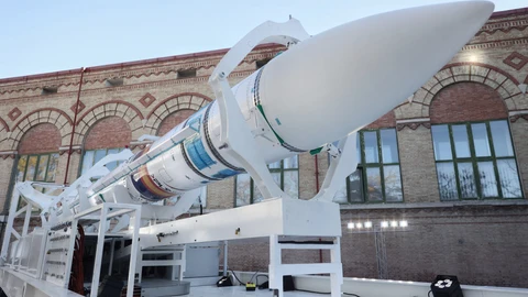 El MIURA 1, primer cohete espacial español, durante su presentación en la explanada del Museo Nacional de Ciencias Naturales, a 12 de noviembre de 2021, en Madrid, (España). Fabricado por la empresa PLD Space en Elche (Alicante) y testado en el aeropuerto de Teruel, será lanzado desde la base de El Arenosillo, en Huelva, el tercer trimestre del año que viene. El aparato, que mide 12,2 metros, alcanzará una altura de 153 kilómetros y contará con una carga de 100 kilos integrada por equipos.12 NOVIEMBRE 2021;MIURA;SPACE;COHETE;CIENCIAEduardo Parra / Europa Press12/11/2021