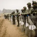 Soldados polacos desplegados en la frontera con Bielorrusia para frenar la entrada de migrantes
