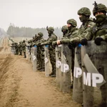 Soldados polacos desplegados en la frontera con Bielorrusia para frenar la entrada de migrantes