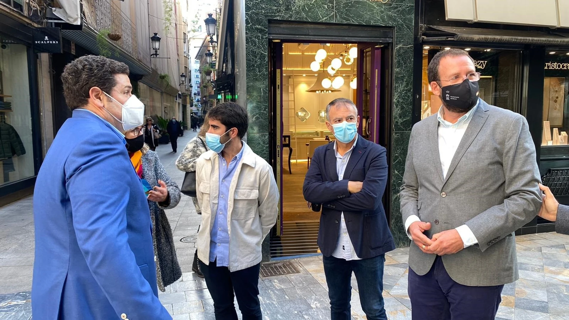Los concejales del Partido Popular de Murcia, José Guillén, Eduardo Martínez-Oliva, Mercedes Bernabé y Pilar Torres, en las calles de Murcia