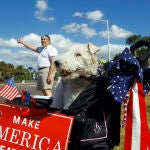 Un seguidor de Trump junto a su perro durante la última campaña política en EEUU