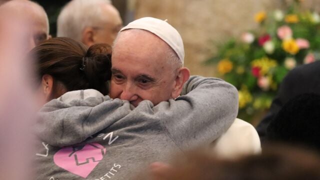El Papa Francisco se abraza con una persona en riesgo de exclusiónen la Basilica de Santa Maria degli Angeli